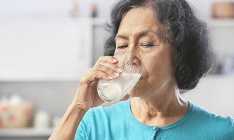 Apakah Boleh Memberikan Susu Untuk Lansia yang Susah Makan? Yuk Simak Ulasannya